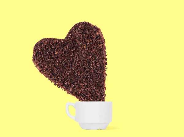 Biscoito Enorme Café Moído Forma Coração Uma Xícara Café Fundo — Fotografia de Stock