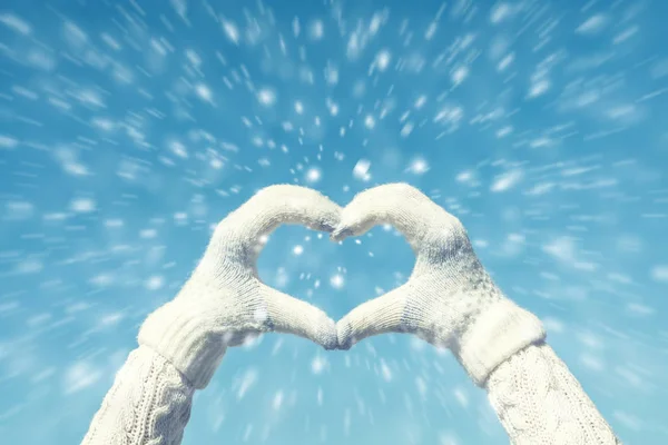Mãos Femininas Inverno Tricotaram Luvas Forma Coração Contexto Queda Neve — Fotografia de Stock
