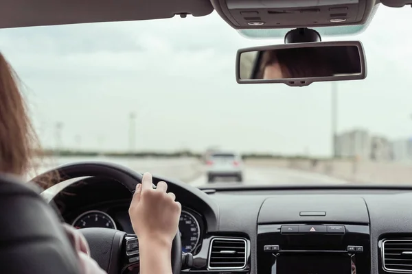 Kobieta Jedzie Autostradą Widok Tylnego Siedzenia Samochodu — Zdjęcie stockowe