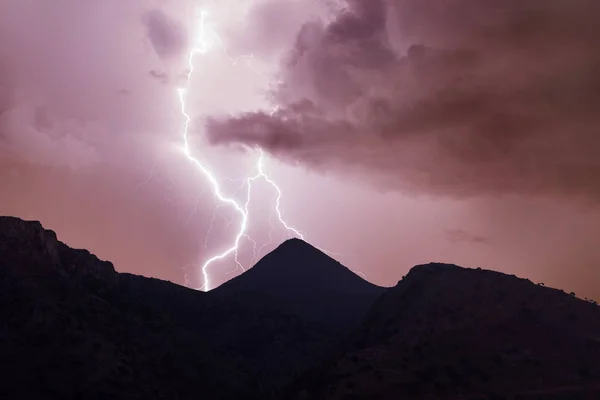 闪电袭击山中夜空多云的天空 — 图库照片