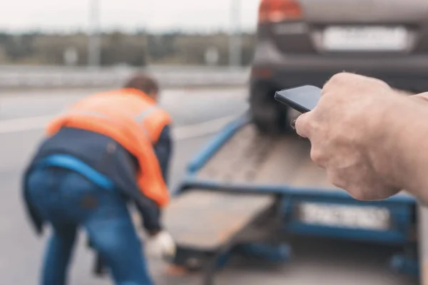 Mann Mit Handy Abschleppwagen Mit Arbeiter Beim Abschleppen Eines Kaputten — Stockfoto