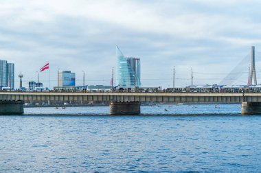 Riga, Letonya - 18 Kasım 2018: Kış kar fırtınasında Daugava Nehri üzerindeki Vansu köprüsü
