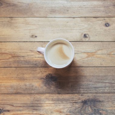 ahşap masa arka plan üzerinde kahve fincan. Kış konsepti