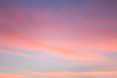 Gökyüzü pembe ve mavi renklerde. günbatımı bulutrenkli ışık pastel etkisi