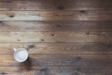 ahşap bir masada kahve fincan. Kış konsepti