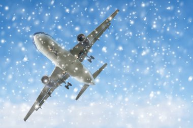 Pastel renkli gökyüzü arka plan üzerinde iniş uçağı. Gün batımı gökyüzü 