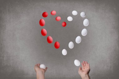 Kadın elleri Sevgililer kalp şeklinde yumurta hokkabazlık . Gıda konsepti