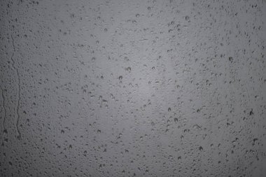 Arka planda cam üzerine su damlaları, yakın