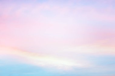 Işık pastel tonu etkisi ile Alacakaranlık gökyüzü. Yumuşak bulutların renkli gün batımı. 