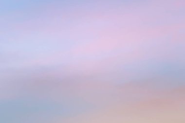 Işık pastel tonu etkisi ile Alacakaranlık gökyüzü. Yumuşak bulutların renkli gün batımı. 