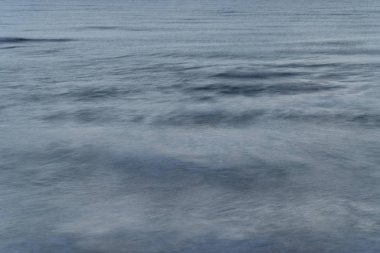 Gece uzun pozlama ile deniz dalgasının havadan görünümü