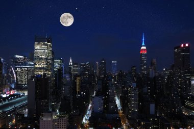 New York City, Manhattan gökdelenlerin havadan ve panoramik görünümü. Yıldız ve ay ile Manhattan'ın gece şehir merkezi nin üst görünümü. 