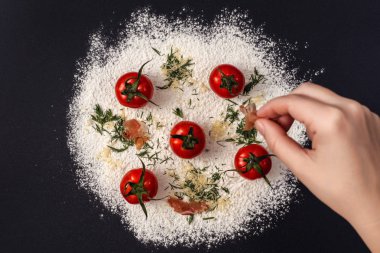 taze kiraz domates ve un arka planda