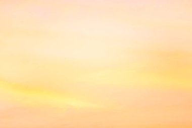 Işık pastel tonu etkisi ile Alacakaranlık gökyüzü. Yumuşak bulutların renkli gün batımı. 