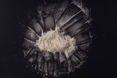 Siyah arkaplanda beyaz un