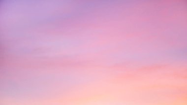 Gökyüzü pembe ve mavi renklerde. günbatımı bulutrenkli ışık pastel etkisi