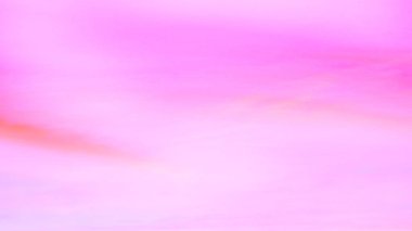 Işık pastel tonu etkisi ile Alacakaranlık gökyüzü. Yumuşak bulutların renkli gün batımı. 