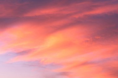 Işık pastel tonu etkisi ile Alacakaranlık gökyüzü. Yumuşak bulutların renkli gün batımı. 