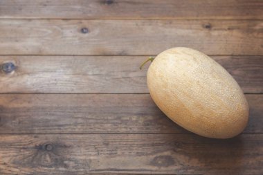 ahşap bir teras bir katta sarı kavun