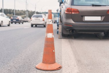 Yoldaki trafik konilerinin dikkatine. Seçici odaklanma. Çekici yolda bozuk bir arabayı çekiyor.