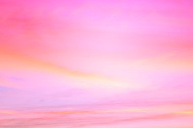 Gökyüzü pembe ve mavi renklerde. günbatımı bulutrenkli ışık pastel etkisi