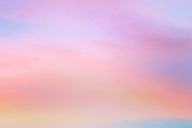 Işık pastel tonu etkisi ile Alacakaranlık gökyüzü. Yumuşak bulutların renkli gün batımı. 