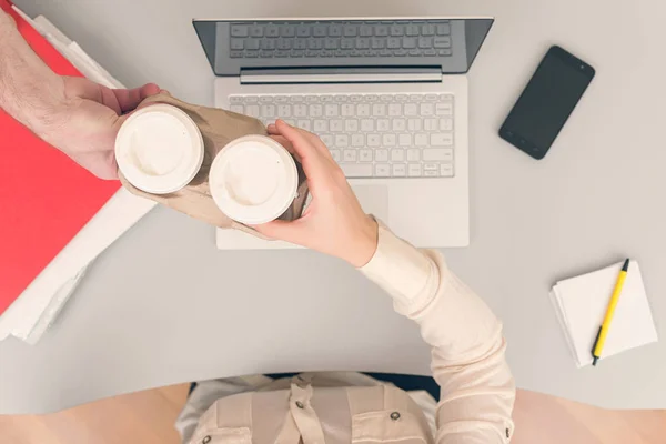 Man Föra Kaffe Pappersmuggar Till Kollega Kvinna — Stockfoto