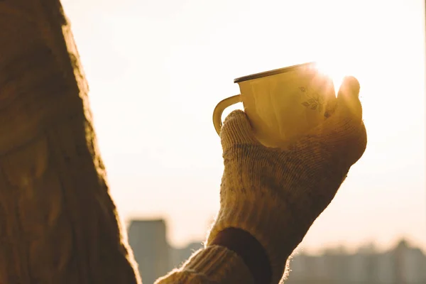 Taza Hierro Con Caliente Mano Femenina Mitón Punto Día Helado —  Fotos de Stock