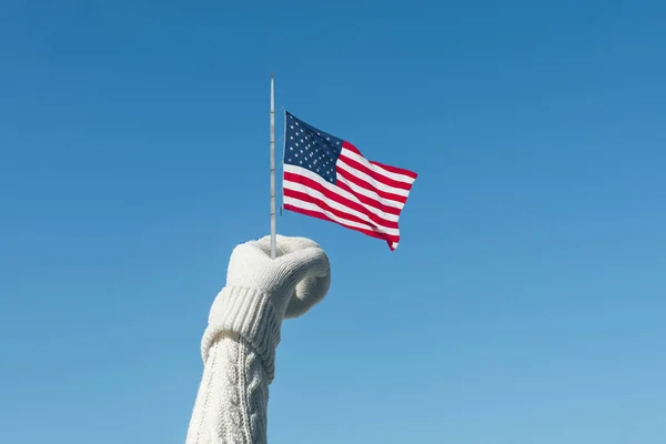 Vrouwelijke Hand Een Gebreide Mitten Met Een Amerikaanse Vlag Winter — Stockfoto