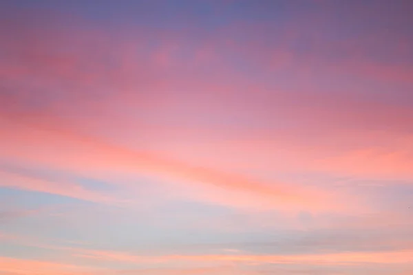 ピンクとブルーの色の空 夕日雲の色付き光パステルの効果 — ストック写真