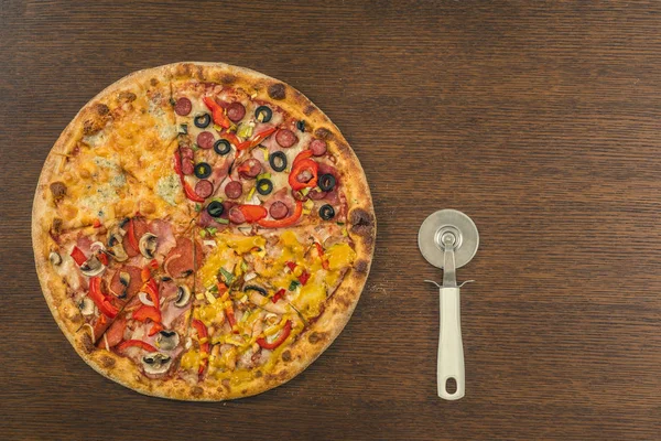 Quatro Partes Diferentes Pizza Com Faca Mesa Madeira — Fotografia de Stock