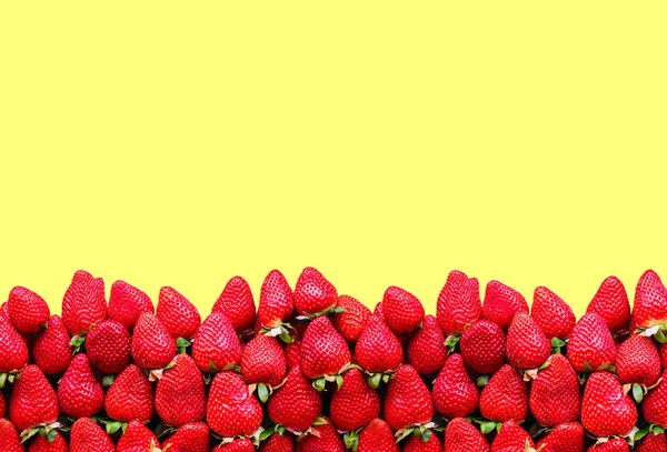 노란색 배경에 텍스트 공간이있는 딸기가 있습니다 건강한 음식의 — 스톡 사진