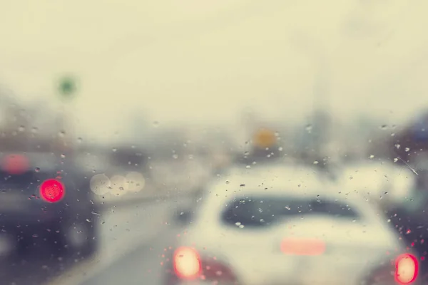 Verschwommene Sicht Durch Die Windschutzscheibe Eines Autos Mit Regentropfen Auf — Stockfoto