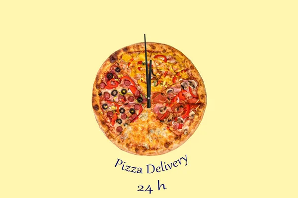 Imagen Creativa Pizza Forma Reloj Con Flechas Sobre Hermoso Fondo —  Fotos de Stock