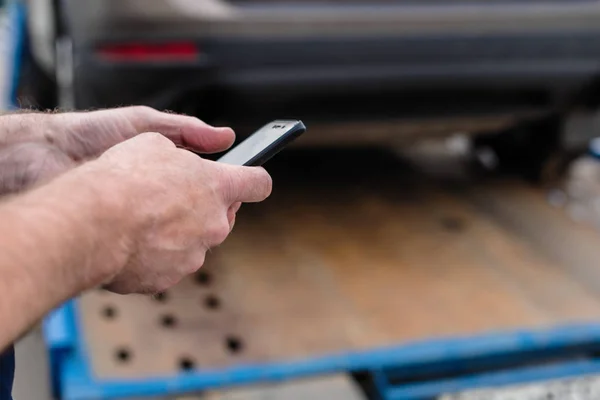 Uomo Con Cellulare Carro Attrezzi Con Operaio Che Rimorchia Auto — Foto Stock