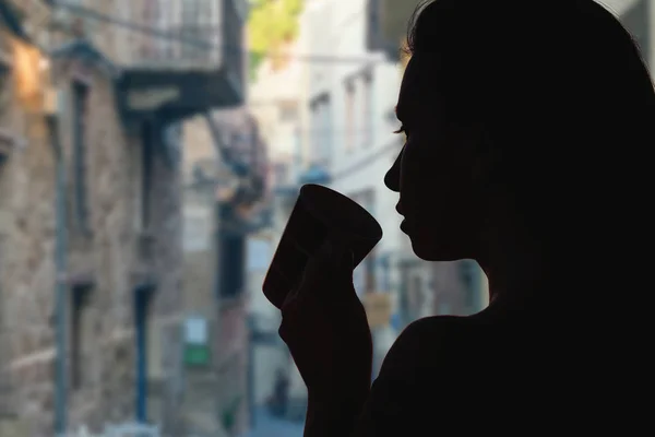 Femme Avec Une Tasse Thé Face Une Étroite Rue Vieille — Photo