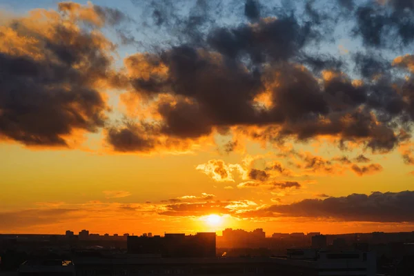 Piękny Jasny Zachód Słońca Niebo Deszczowe Chmury Minimalna Koncepcja — Zdjęcie stockowe