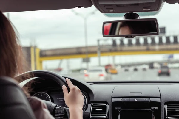Kobieta Jest Jazda Autostradzie Pod Mostem Widok Tylnej Siedziby Samochodu — Zdjęcie stockowe