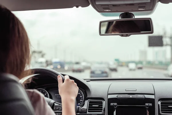 Mujer Está Conduciendo Autopista Vista Desde Asiento Trasero Del Coche —  Fotos de Stock