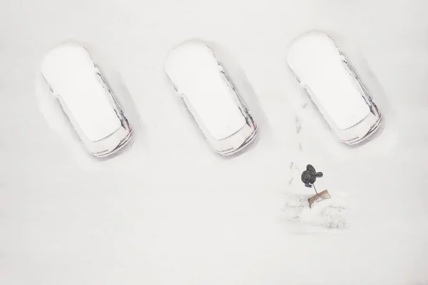 在雪季 车主会清理积雪覆盖的停车位 冬季时间 — 图库照片