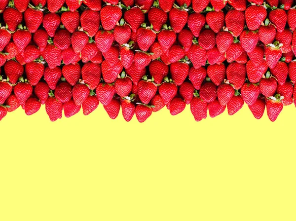 Monte Morangos Maduros Com Espaço Para Texto Fundo Amarelo Conceito — Fotografia de Stock