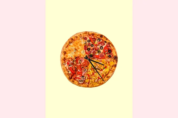 Imagem Pizza Criativa Forma Relógio Com Setas Fundo Brilhante Conceito — Fotografia de Stock