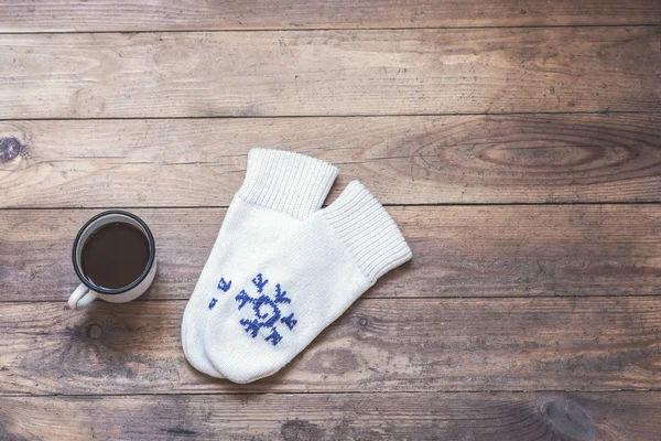 Tazza Ferro Con Caffè Guanti Maglia Sul Pavimento Legno Inverno — Foto Stock