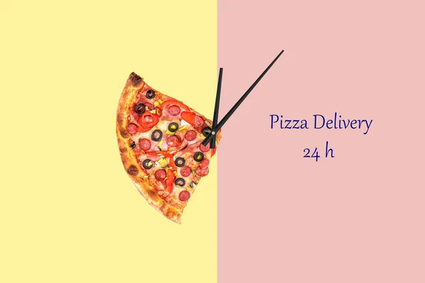 Kreatywny Obraz Pizzy Formie Zegara Strzałkami Kolorowym Tle Pasiastej Dostawa — Zdjęcie stockowe