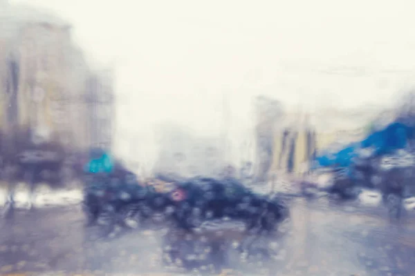교차로와 보도에 빗방울이있는 자동차의 유리를 — 스톡 사진