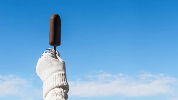 Mano Manopla Invierno Con Helado Concepto —  Fotos de Stock