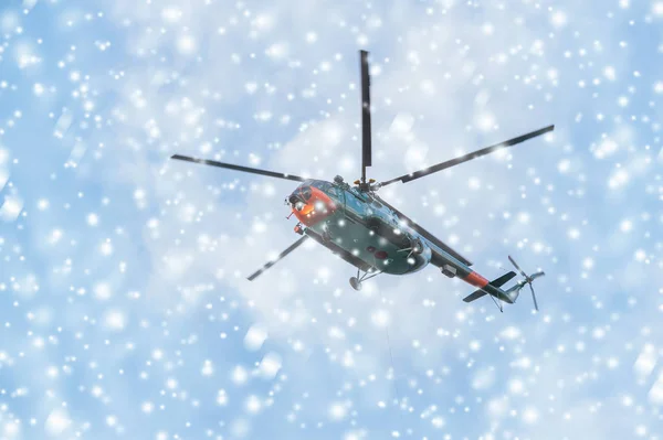 Atterraggio Elicottero Nella Tempesta Nevicata Vista Dal Basso Concetto — Foto Stock