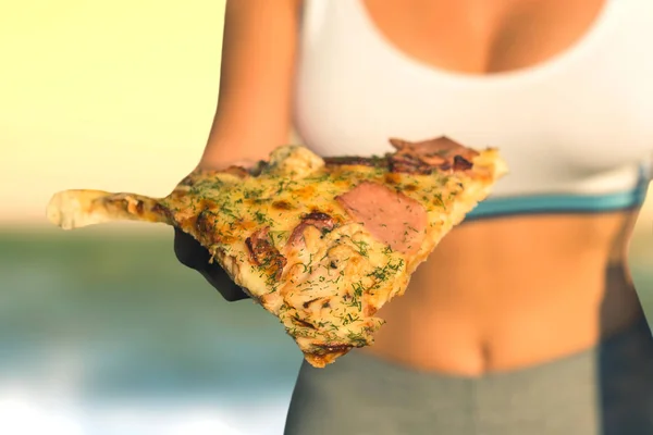 Mädchen Sportanzug Hält Ein Riesiges Stück Pizza Der Hand Konzept — Stockfoto