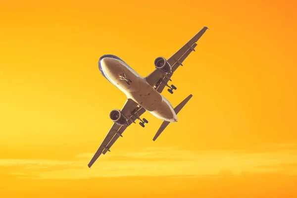Landing Vliegtuig Pastel Gekleurde Hemel Achtergrond Sunset Sky — Stockfoto