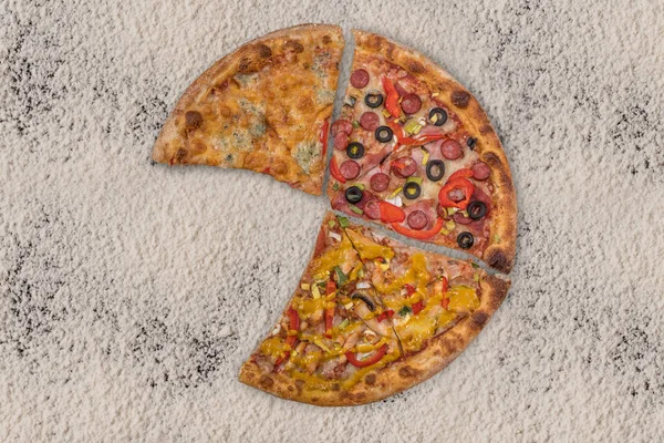 Pokroić Plasterki Pyszne Świeże Pizzy Tle — Zdjęcie stockowe